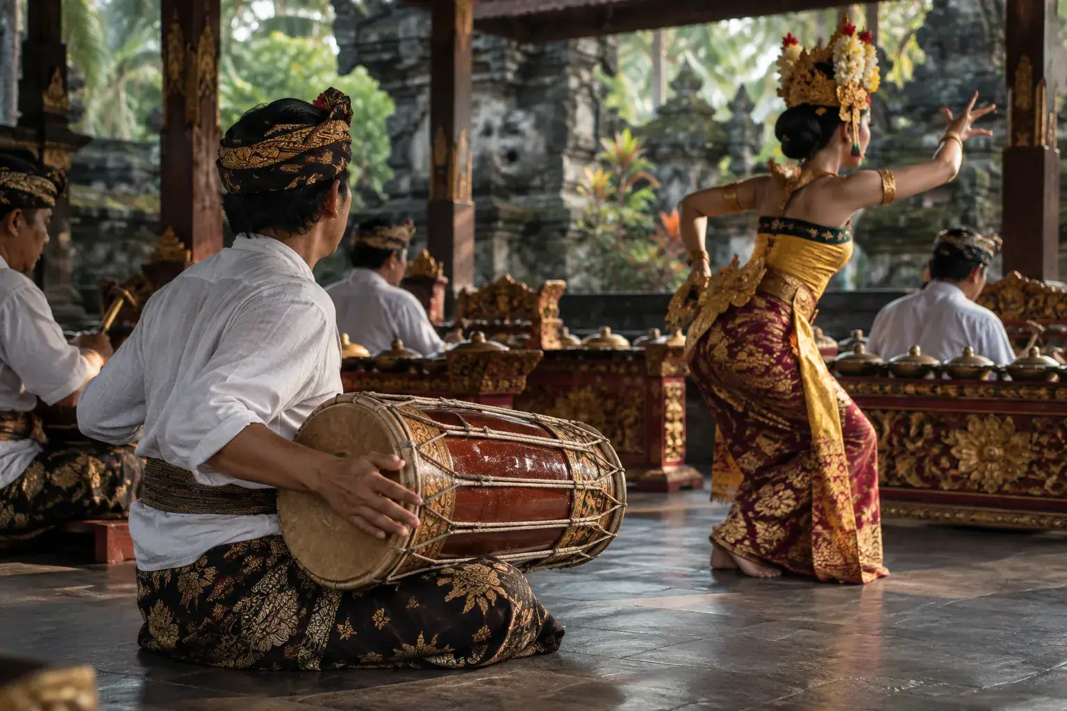 Un joueur de kendang donne un geste tandis qu’une danseuse tourne devant les gangsa.