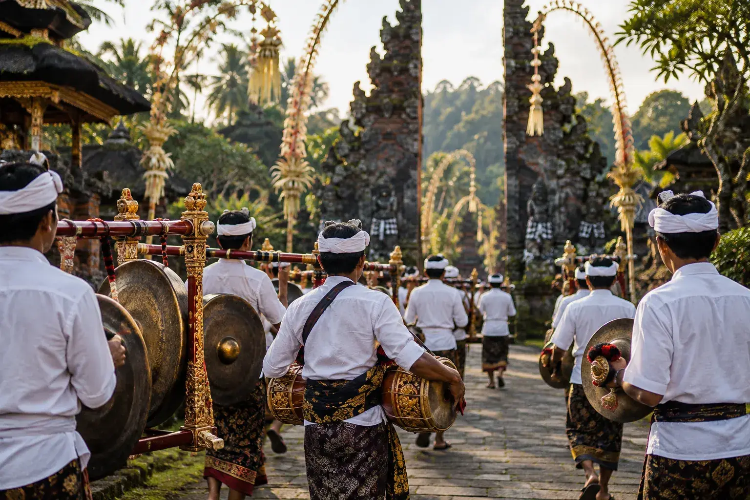 Des musiciens portent des gongs et jouent du kendang et des cymbales dans une procession balinaise.