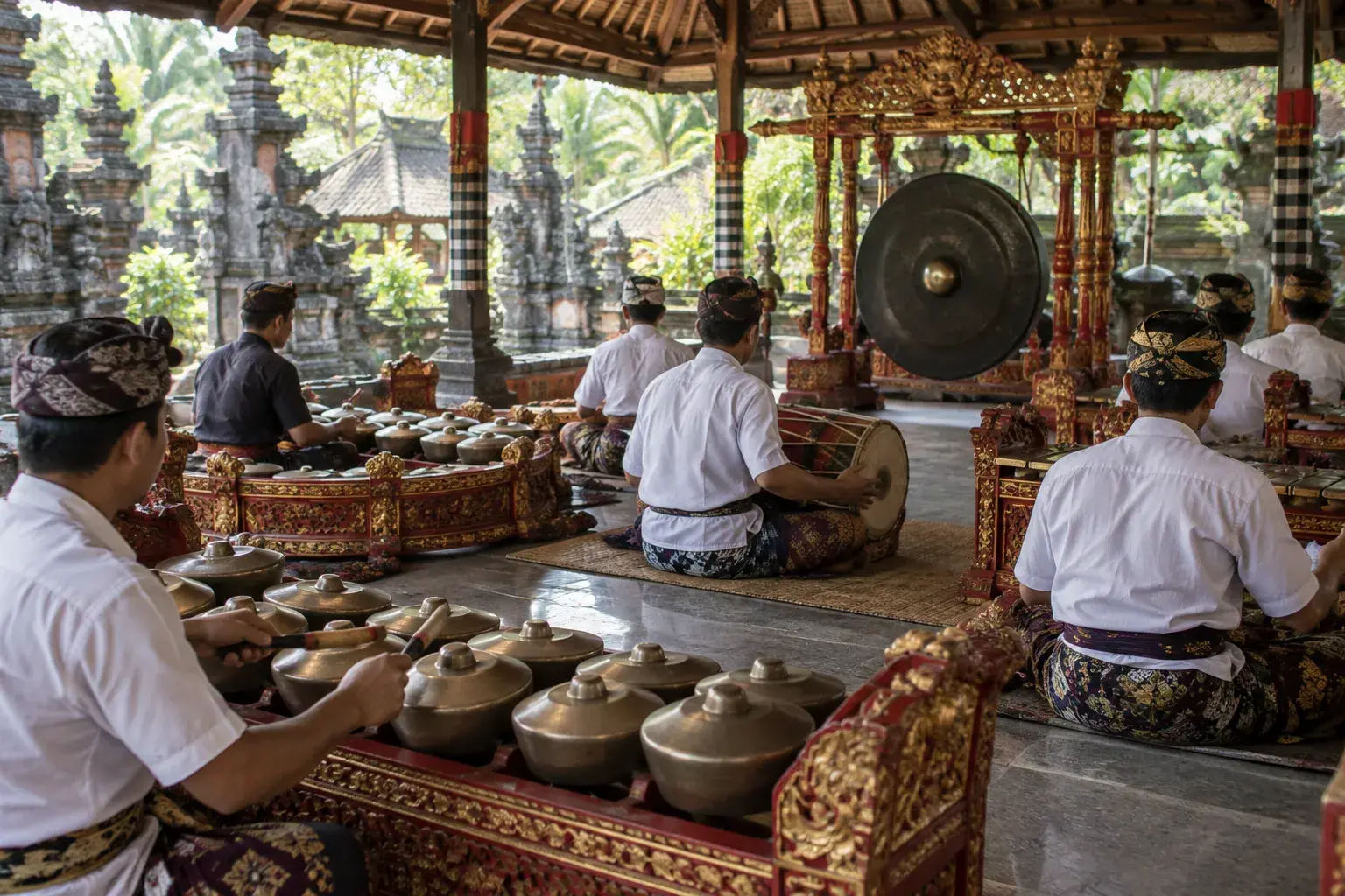 Un ensemble de gamelan réuni dans un pavillon, avec gangsa, reyong, kendang et gong ageng.
