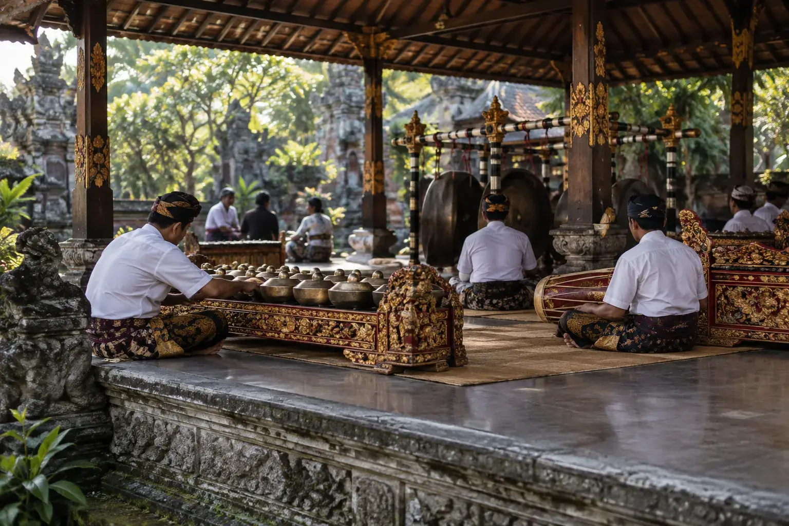 Des musiciens se réunissent autour du gamelan pour une répétition dans un bale banjar ouvert.