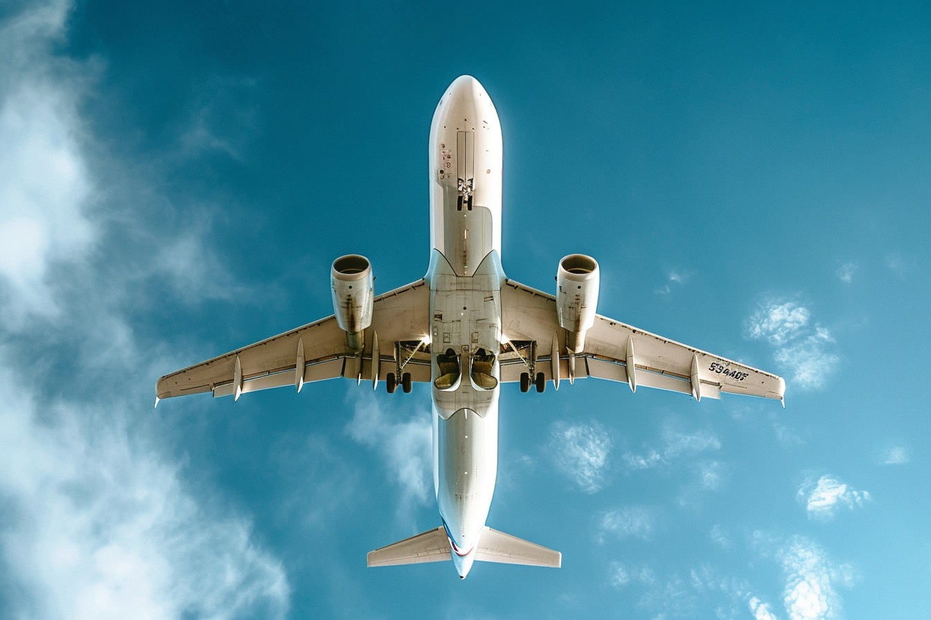 Démystifions le processus aérodynamique : comment un avion vole-t-il et quels sont les principaux facteurs qui influent sur son vol ?